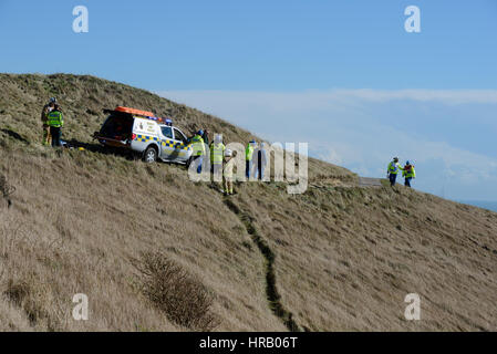 Beachy Head, Sussex, UK. 28 Février, 2017. D'autres services d'urgence et de garde-côtes participant à un incident impliquant une voiture de la falaise. Tentative de sauvetage a été déjoué par la marée haute. Crédit : Martin Pickles Alamy Live News Banque D'Images