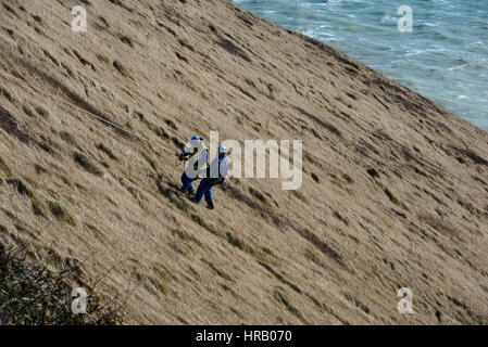 Beachy Head, Sussex, UK. 28 Février, 2017. D'autres services d'urgence et de garde-côtes participant à un incident impliquant une voiture de la falaise. Tentative de sauvetage a été déjoué par la marée haute. Crédit : Martin Pickles Alamy Live News Banque D'Images