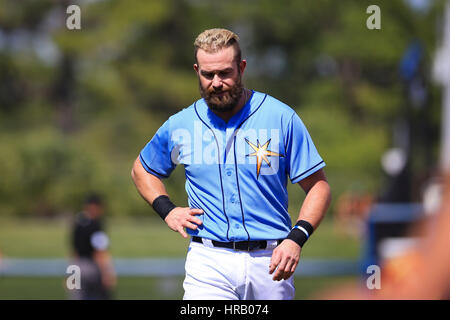 Port Charlotte, en Floride, aux États-Unis. 28 Février, 2017. Vous VRAGOVIC | fois.Rays de Tampa Bay de troisième but Evan Longoria (3) après la deuxième manche du match entre les Rays de Tampa Bay et les Twins du Minnesota à Charlotte Sports Park à Port Charlotte, en Floride, le mardi 28 février, 2017. Les Rays de Tampa Bay battre les Twins du Minnesota 19-0. Credit : Vragovic/Tampa Bay Times/ZUMA/Alamy Fil Live News Banque D'Images