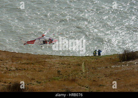 Beachy Head, Sussex, UK. 28 Février, 2017. D'autres services d'urgence et de garde-côtes participant à un incident impliquant une voiture de la falaise. Tentative de sauvetage a été déjoué par la marée haute. Crédit : Martin Pickles Alamy Live News Banque D'Images