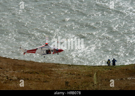 Beachy Head, Sussex, UK. 28 Février, 2017. D'autres services d'urgence et de garde-côtes participant à un incident impliquant une voiture de la falaise. Tentative de sauvetage a été déjoué par la marée haute. Crédit : Martin Pickles Alamy Live News Banque D'Images