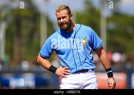 Port Charlotte, en Floride, aux États-Unis. 28 Février, 2017. Vous VRAGOVIC | fois.Rays de Tampa Bay de troisième but Evan Longoria (3) après la deuxième manche du match entre les Rays de Tampa Bay et les Twins du Minnesota à Charlotte Sports Park à Port Charlotte, en Floride, le mardi 28 février, 2017. Les Rays de Tampa Bay battre les Twins du Minnesota 19-0. Credit : Vragovic/Tampa Bay Times/ZUMA/Alamy Fil Live News Banque D'Images