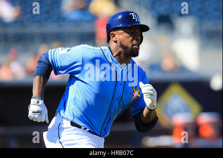 Port Charlotte, en Floride, aux États-Unis. 28 Février, 2017. Vous VRAGOVIC | fois.Rays de Tampa Bay Le deuxième but Rickie Weeks (8) double la troisième manche du match entre les Rays de Tampa Bay et les Twins du Minnesota à Charlotte Sports Park à Port Charlotte, en Floride, le mardi 28 février, 2017. Les Rays de Tampa Bay battre les Twins du Minnesota 19-0. Credit : Vragovic/Tampa Bay Times/ZUMA/Alamy Fil Live News Banque D'Images