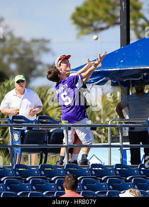 Port Charlotte, en Floride, aux États-Unis. 28 Février, 2017. Vous VRAGOVIC | fois.Une paire de jeunes fans faire une pince pour une fausse balle pendant le jeu entre les Rays de Tampa Bay et les Twins du Minnesota à Charlotte Sports Park à Port Charlotte, en Floride, le mardi 28 février, 2017. Les Rays de Tampa Bay battre les Twins du Minnesota 19-0. Credit : Vragovic/Tampa Bay Times/ZUMA/Alamy Fil Live News Banque D'Images