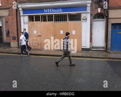 Ashbourne, Derbyshire, Royaume-Uni. La Rumble annuel entre le Uppards Downards et c'est Royal Footabll Ashbourne Mardi Gras. Essentiellement une mêlée de rugby géant qui a lieu sur l'ensemble de la ville, les joueurs ont pour but la balle à l'un des deux buts et l'équipe que vous jouez dépend de si vous êtes né vers le haut ou vers le bas de la Henmore Brook qui troupeaux à travers la ville. La chose entière a lieu de nouveau demain (1er mars), le mercredi des Cendres. Points dans la ville barricadés dans la perspective de la violent. Banque D'Images