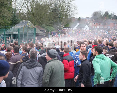 Ashbourne, Derbyshire, Royaume-Uni. La Rumble annuel entre le Uppards Downards et c'est Royal Footabll Ashbourne Mardi Gras. Essentiellement une mêlée de rugby géant qui a lieu sur l'ensemble de la ville, les joueurs ont pour but la balle à l'un des deux buts et l'équipe que vous jouez dépend de si vous êtes né vers le haut ou vers le bas de la Henmore Brook qui troupeaux à travers la ville. La chose entière a lieu de nouveau demain (1er mars), le mercredi des Cendres. Banque D'Images