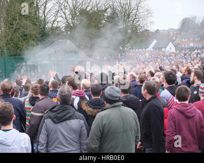 Ashbourne, Derbyshire, Royaume-Uni. La Rumble annuel entre le Uppards Downards et c'est Royal Footabll Ashbourne Mardi Gras. Essentiellement une mêlée de rugby géant qui a lieu sur l'ensemble de la ville, les joueurs ont pour but la balle à l'un des deux buts et l'équipe que vous jouez dépend de si vous êtes né vers le haut ou vers le bas de la Henmore Brook qui troupeaux à travers la ville. La chose entière a lieu de nouveau demain (1er mars), le mercredi des Cendres. L'augmentation de vapeur de l'accolade comme saisir les mains en l'air pour la balle. Banque D'Images