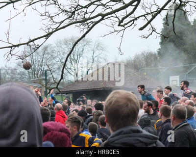 Ashbourne, Derbyshire, Royaume-Uni. La Rumble annuel entre le Uppards Downards et c'est Royal Footabll Ashbourne Mardi Gras. Essentiellement une mêlée de rugby géant qui a lieu sur l'ensemble de la ville, les joueurs ont pour but la balle à l'un des deux buts et l'équipe que vous jouez dépend de si vous êtes né vers le haut ou vers le bas de la Henmore Brook qui troupeaux à travers la ville. La chose entière a lieu de nouveau demain (1er mars), le mercredi des Cendres. La balle à l'extrême gauche de la photo. Banque D'Images