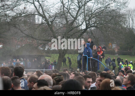 Ashbourne, Derbyshire, Royaume-Uni. La Rumble annuel entre le Uppards Downards et c'est Royal Footabll Ashbourne Mardi Gras. Essentiellement une mêlée de rugby géant qui a lieu sur l'ensemble de la ville, les joueurs ont pour but la balle à l'un des deux buts et l'équipe que vous jouez dépend de si vous êtes né vers le haut ou vers le bas de la Henmore Brook qui troupeaux à travers la ville. La chose entière a lieu de nouveau demain (1er mars), le mercredi des Cendres. Jouer dans le parc de la ville avec des spectateurs debout sur un mur d'escalade pour enfants. Banque D'Images