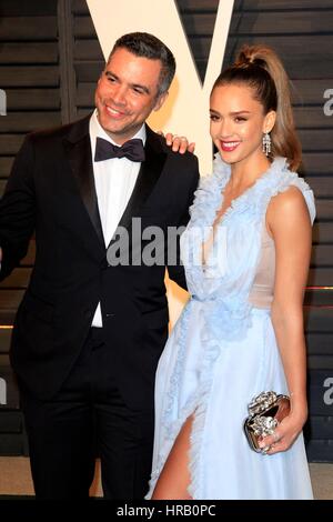 Los Angeles, CA. Feb 26, 2017. Cash Warren, Jessica Alba aux arrivées pour 2017 Vanity Fair Oscar Party, Wallis Annenberg Center for the Performing Arts, Los Angeles, CA, 26 février 2017. Credit : Priscilla Grant/Everett Collection/Alamy Live News Banque D'Images