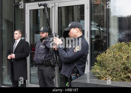 Vancouver, Canada. 28 Février, 2017. Filmer la police la foule à l'ouverture de l'hôtel Trump International, qui a attiré quelques centaines de manifestants mécontents de l'Atout 'nom' étant associée à la ville de Vancouver. Trump International Hotel. Credit : Gerry Rousseau/Alamy Live News Banque D'Images