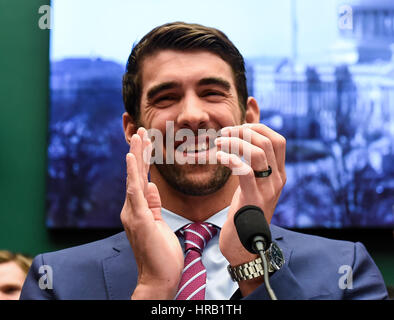 Washington, DC, USA. 28 Février, 2017. Médaillé d'or olympique américain Michael Phelps se prépare à témoigner devant la Chambre de Commerce et de l'énergie sous-comité de surveillance et enquêtes au cours d'une audition sur "les moyens d'améliorer et renforcer le système antidopage internationale' sur le Capitole à Washington, DC, États-Unis, le 28 février 2017. Credit : Bao Dandan/Xinhua/Alamy Live News Banque D'Images