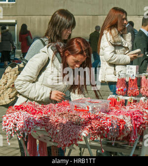 Sofia, Bulgarie. 28 Février, 2017. Le 1er mars peuple bulgare célébrer une fête traditionnelle appelée Baba Marta. Les gens donnent l'un à l'autre martenitsa. Martenisa est faite de fils blancs et rouges et habituellement sous la forme de deux glands ou poupées, un homme et une femme. La tradition veut que Martenitsi sont toujours donnés comme cadeaux, non acheté pour soi-même. Ils sont les hérauts de l'arrivée du printemps et de la vie nouvelle. Credit : Nicola Kota/Alamy Live News Banque D'Images