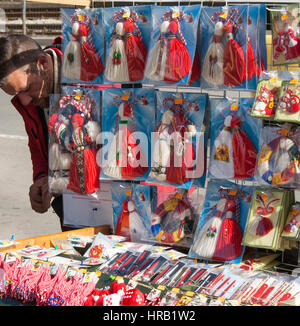 Sofia, Bulgarie. 28 Février, 2017. Le 1er mars peuple bulgare célébrer une fête traditionnelle appelée Baba Marta. Les gens donnent l'un à l'autre martenitsa. Martenisa est faite de fils blancs et rouges et habituellement sous la forme de deux glands ou poupées, un homme et une femme. La tradition veut que Martenitsi sont toujours donnés comme cadeaux, non acheté pour soi-même. Ils sont les hérauts de l'arrivée du printemps et de la vie nouvelle. Credit : Nicola Kota/Alamy Live News Banque D'Images