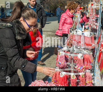 Sofia, Bulgarie. 28 Février, 2017. Le 1er mars peuple bulgare célébrer une fête traditionnelle appelée Baba Marta. Les gens donnent l'un à l'autre martenitsa. Martenisa est faite de fils blancs et rouges et habituellement sous la forme de deux glands ou poupées, un homme et une femme. La tradition veut que Martenitsi sont toujours donnés comme cadeaux, non acheté pour soi-même. Ils sont les hérauts de l'arrivée du printemps et de la vie nouvelle. Credit : Nicola Kota/Alamy Live News Banque D'Images