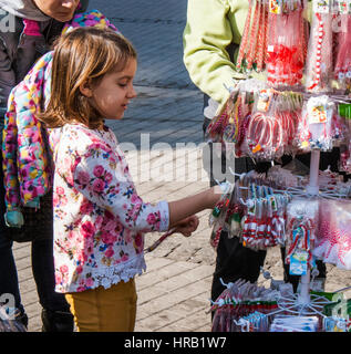 Sofia, Bulgarie. 28 Février, 2017. Le 1er mars peuple bulgare célébrer une fête traditionnelle appelée Baba Marta. Les gens donnent l'un à l'autre martenitsa. Martenisa est faite de fils blancs et rouges et habituellement sous la forme de deux glands ou poupées, un homme et une femme. La tradition veut que Martenitsi sont toujours donnés comme cadeaux, non acheté pour soi-même. Ils sont les hérauts de l'arrivée du printemps et de la vie nouvelle. Credit : Nicola Kota/Alamy Live News Banque D'Images