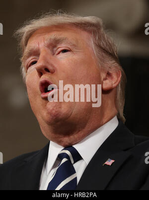 Washington, DC, USA. 28 Février, 2017. Le président américain, Donald J. Trump (C) arrive à délivrer son premier discours à une session conjointe du Congrès de la Chambre des représentants à Washington, DC, USA, 28 février 2017. Traditionnellement, la première adresse à une session conjointe du Congrès par un président nouvellement élu n'est pas considéré comme un état de l'Union. Credit : MediaPunch Inc/Alamy Live News Banque D'Images