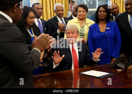 Washington, DC, USA. 28 Février, 2017. Le Président des Etats-Unis, Donald Trump parle avant la signature de l'ordre exécutif HBCU pour soutenir des collèges et universités dans le bureau ovale de la Maison Blanche, le 28 février 2017. Credit : MediaPunch Inc/Alamy Live News Banque D'Images