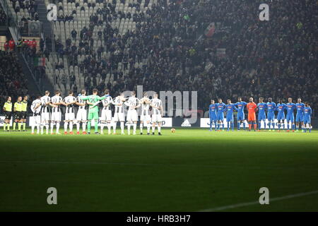 Juventus Stadium, Turin, Italie. 28 Février, 2017. La Juventus et Naples à observer une minute de silence à la mémoire de Roberto Fiore, ancien président de l'Partenopei, avant la demi-finale de Coupe d'Italie entre la Juventus et SSC Napoli au Juventus Stadium le 28 février 2017 à Turin, Italie. La Juventus gagne 3-1 sur Naples. Credit : Massimiliano Ferraro/Alamy Live News Banque D'Images