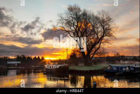 Burscough, Lancashire, Royaume-Uni. 1er mars, 2017. Météo. L'aube froide au lever du soleil au St Mary's Marina à Rufford. Soleil et les douches sont prévues pour aujourd'hui que les températures ont chuté en dessous de zéro la nuit dans cette partie de Lancashire rural sur ce qu'est le premier jour météorologiquement parlant de printemps. /AlamyLiveNews MediaWorldImages Crédit : Banque D'Images