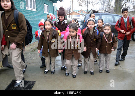 Srinagar, au Cachemire. 1er mars, 2017. Les enfants de l'école à l'école à pied, au cours de toutes les écoles privées et gouvernementales réouverture le 1 mars après une longue pause, y compris six mois de vacances d'hiver et l'été des troubles dans le Cachemire. Credit : Sofi Suhail/Alamy Live News Banque D'Images