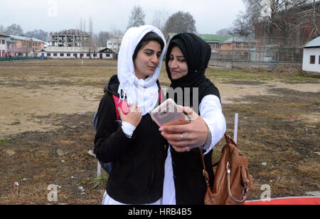 Srinagar, au Cachemire. 1er mars, 2017. Les jeunes filles qui les écoles college autoportraits à l'école composé sur la première journée d'école, au cours de toutes les écoles privées et gouvernementales réouverture le 1 mars après une longue pause, y compris six mois de vacances d'hiver et l'été des troubles dans le Cachemire. Credit : Sofi Suhail/Alamy Live News Banque D'Images