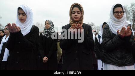 Srinagar, au Cachemire. 1er mars, 2017. Filles collège écoles assiste à la prière du matin à l'école composé sur la première journée d'école, au cours de toutes les écoles privées et gouvernementales réouverture le 1 mars après une longue pause, y compris six mois de vacances d'hiver et l'été des troubles dans le Cachemire. Credit : Sofi Suhail/Alamy Live News Banque D'Images