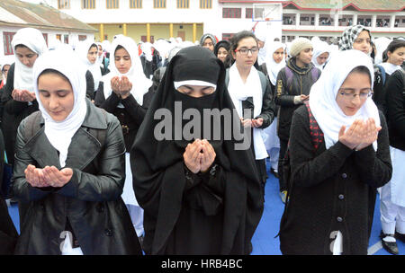 Srinagar, au Cachemire. 1er mars, 2017. Filles collège écoles assiste à la prière du matin à l'école composé sur la première journée d'école, au cours de toutes les écoles privées et gouvernementales réouverture le 1 mars après une longue pause, y compris six mois de vacances d'hiver et l'été des troubles dans le Cachemire. Credit : Sofi Suhail/Alamy Live News Banque D'Images