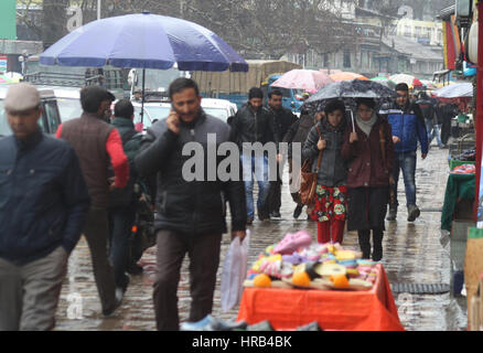 Srinagar, Cachemire sous administration indienne. 1er mars, 2017.Kashmiri est titulaire pendant la pluie .parasols . Credit : Sofi Suhail/Alamy Live News Banque D'Images