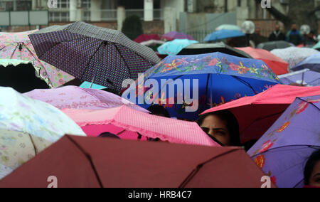 Srinagar, au Cachemire. 1er mars, 2017. Les employés de la Mission nationale pour la santé organiser une manifestation de protestation pendant la pluie jour contre leurs revendications . Credit : Sofi Suhail/Alamy Live News Banque D'Images