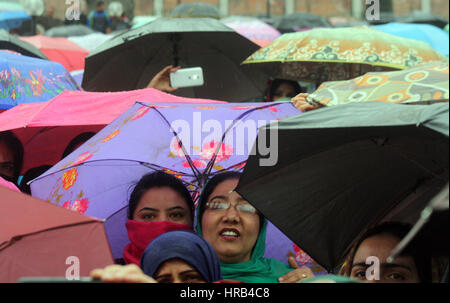 Srinagar, au Cachemire. 1er mars, 2017. Les employés de la Mission nationale pour la santé organiser une manifestation de protestation pendant la pluie jour contre leurs revendications . Credit : Sofi Suhail/Alamy Live News Banque D'Images