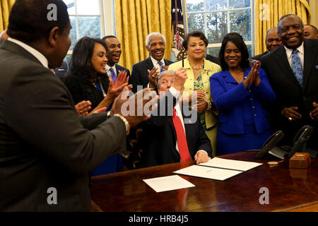 Washington, Us. 28 Février, 2017. Le Président des Etats-Unis, Donald Trump est un stylo après la signature de l'ordre exécutif HBCU pour soutenir des collèges et universités dans le bureau ovale de la Maison Blanche, le 28 février 2017. Credit : Aude Guerrucci/Piscine via CNP - AUCUN FIL SERVICE - Photo : Aude Guerrucci/consolidé Nouvelles Photos/Aude Guerrucci - Piscine via CNP/dpa/Alamy Live News Banque D'Images