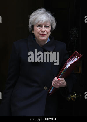 Londres, Royaume-Uni. 1er mars, 2017. Premier ministre Theresa peut vu quitter 10 Downing Street pour les logements familiaux à la Chambre des communes. Credit : WFPA/Alamy Live News Banque D'Images