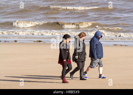 Crosby, Liverpool, Royaume-Uni. 1er mars, 2017. UK Météo à Merseyside. Les gens et les promeneurs de chiens sur Crosby Beach près de Liverpool, appréciant le 1er jour de printemps. Un jour d'averses et de soleil mais avec une attente de températures plus chaudes à suivre. Crosby Beach est le site où sont situés les hommes de fer 100, une oeuvre d'Antony Gormley intitulée "Un autre endroit". Credit : Cernan Elias/Alamy Live News Banque D'Images