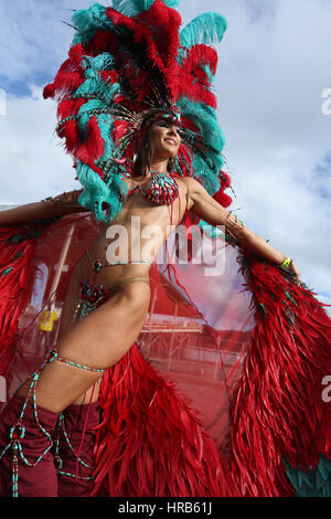 Port of Spain, Trinidad. 28 Février, 2017. Masqueraders avec Harts présente 'jungle' Ultra Violet dans le Queen's Park Savannah pendant le carnaval de Trinidad, le 28 février 2017 à Port of Spain, Trinidad. (Photo par Sean Drakes/Alamy Live News) Banque D'Images