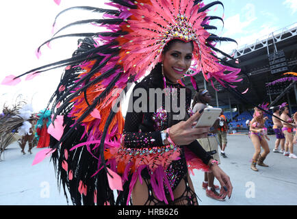 Port of Spain, Trinidad. 28 Février, 2017. Masqueraders avec Harts présente 'jungle' Ultra Violet dans le Queen's Park Savannah pendant le carnaval de Trinidad, le 28 février 2017 à Port of Spain, Trinidad. (Photo par Sean Drakes/Alamy Live News) Banque D'Images