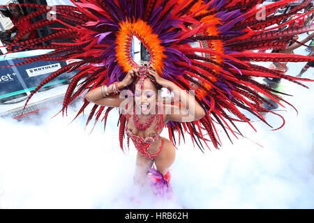 Port of Spain, Trinidad. 28 Février, 2017. Masqueraders avec fantaisie présente '1001 fantasmes & Costumes Tales' dans le Queen's Park Savannah pendant le carnaval de Trinidad, le 28 février 2017 à Port of Spain, Trinidad. (Photo par Sean Drakes/Alamy Live News) Banque D'Images