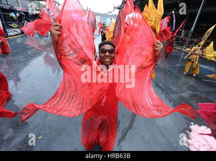 Port of Spain, Trinidad. 28 Février, 2017. Masqueraders avec K2K Alliance & Partenaires présents "à la barre" dans le Queen's Park Savannah pendant le carnaval de Trinidad, le 28 février 2017 à Port of Spain, Trinidad. (Photo par Sean Drakes/Alamy Live News) Banque D'Images