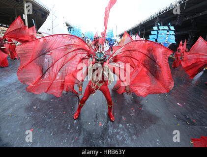 Port of Spain, Trinidad. 28 Février, 2017. Masqueraders avec K2K Alliance & Partenaires présents "à la barre" dans le Queen's Park Savannah pendant le carnaval de Trinidad, le 28 février 2017 à Port of Spain, Trinidad. (Photo par Sean Drakes/Alamy Live News) Banque D'Images