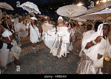 Port of Spain, Trinidad. 28 Février, 2017. Avec Masqueraders MacFarlane Mas présente 'Cazabon - l'Art de vivre dans la Queen's Park Savannah pendant le carnaval de Trinidad, le 28 février 2017 à Port of Spain, Trinidad. (Photo par Sean Drakes/Alamy Live News) Banque D'Images