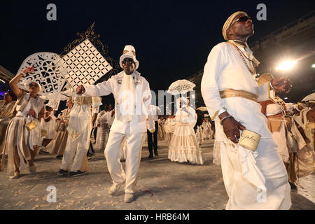 Port of Spain, Trinidad. 28 Février, 2017. Avec Masqueraders MacFarlane Mas présente 'Cazabon - l'Art de vivre dans la Queen's Park Savannah pendant le carnaval de Trinidad, le 28 février 2017 à Port of Spain, Trinidad. (Photo par Sean Drakes/Alamy Live News) Banque D'Images