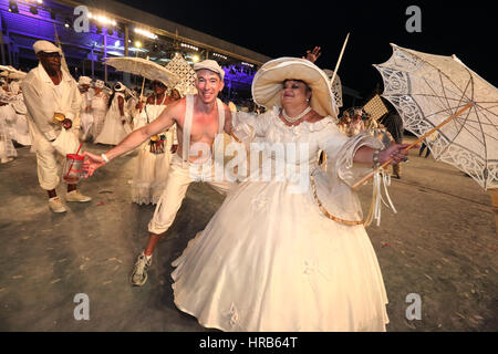 Port of Spain, Trinidad. 28 Février, 2017. Avec Masqueraders MacFarlane Mas présente 'Cazabon - l'Art de vivre dans la Queen's Park Savannah pendant le carnaval de Trinidad, le 28 février 2017 à Port of Spain, Trinidad. (Photo par Sean Drakes/Alamy Live News) Banque D'Images