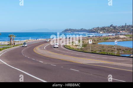 Voitures le long de la route 101 de la côte avec vue sur l'océan. Cardiff-By-The-Sea, Encinitas, Californie. Banque D'Images