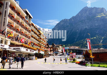 Mountain Ski Resort Village Grindelwald (région de Jungfrau, Canton de Berne, Suisse). Hotel Kreuz & Post ; montagnes en arrière-plan. Banque D'Images