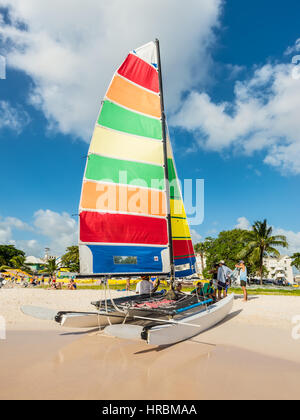 Bridgetown, Barbade - le 18 décembre 2016 : plage de Brownes à côte de l'océan avec les gens et coloré sur un catamaran à voile journée ensoleillée à Bridgetown, Barbad Banque D'Images