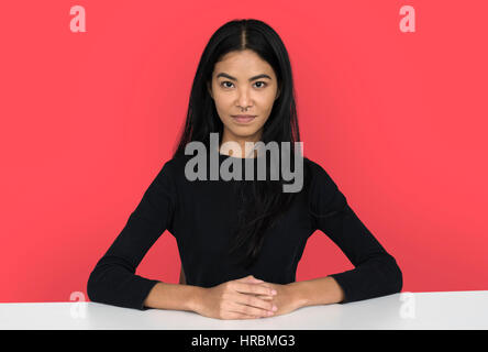 Jeune femme portriat studio occasionnels dans récolte-top Banque D'Images