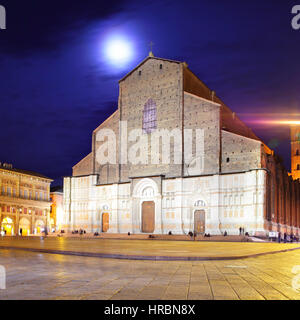 L'église San Petronio à Bologne la nuit, Italie Banque D'Images