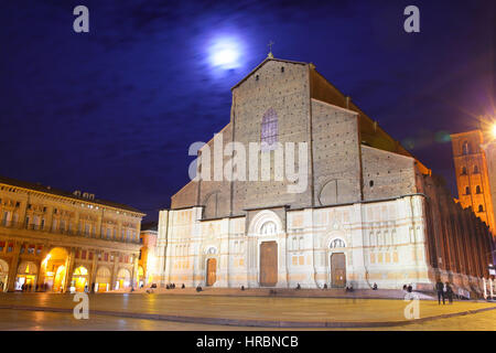 La basilique de San Petronio à Bologne la nuit, Italie Banque D'Images