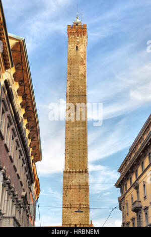 L'ancienne tour Asinelli à Bologne, en Italie. Banque D'Images