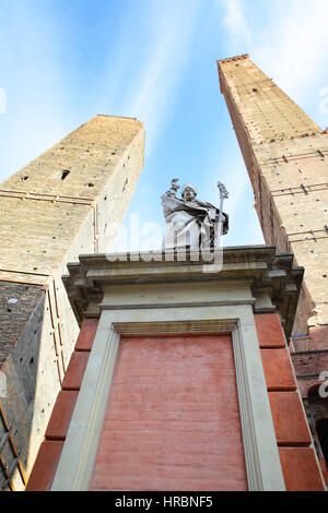 Statue de st. Pétrone et deux tours de Bologne, Italie Banque D'Images